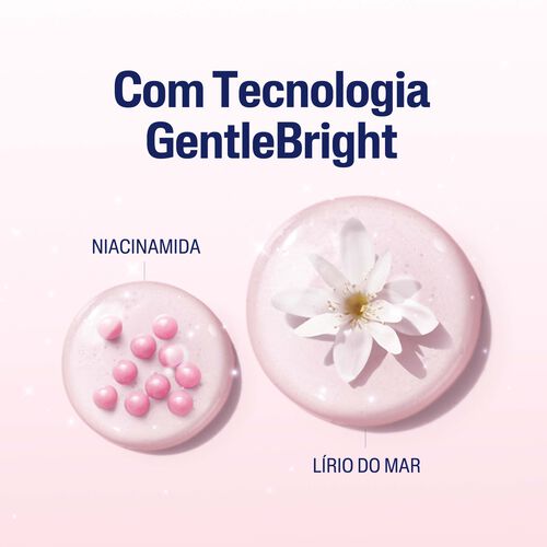 "Com Tecnologia GentleBright" é exibido com destaque em azul marinho contra um fundo rosa suave. Abaixo, dois círculos destacam os principais componentes da tecnologia. À esquerda, pequenas esferas rosa peroladas em uma base rosa clara representam "Niacinamida". À direita, uma delicada flor branca repousa sobre uma base rosa clara semelhante, rotulada como "Lírio do Mar". Brilhos sutis cercam os dois círculos, adicionando um toque de elegância. A imagem comunica de forma clara e concisa os ingredientes principais da tecnologia GentleBright. No estilo de imagem clean e minimalista.