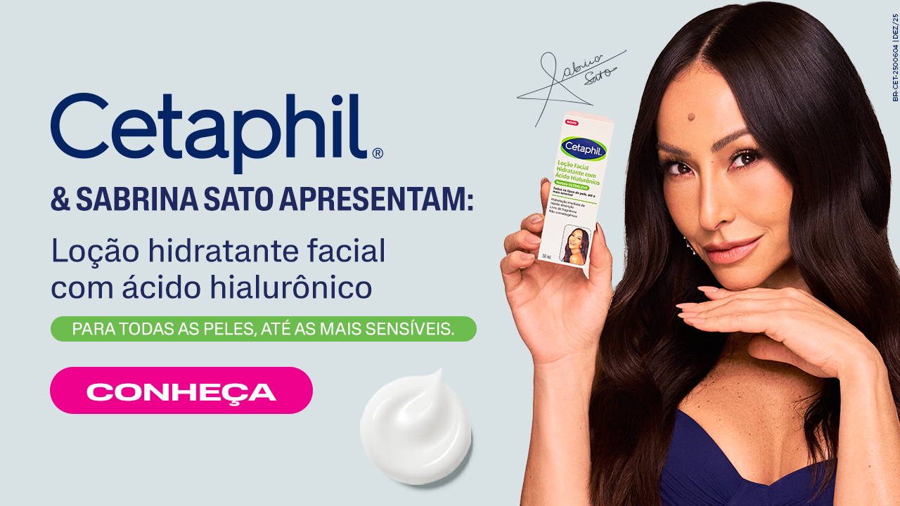 &Agrave; direita, Sabrina Sato, com longos cabelos escuros e vestindo uma blusa azul-marinho, sorrindo e olhando para frente enquanto segura a embalagem de "Cetaphil Lo&ccedil;&atilde;o Facial Hidratante com &Aacute;cido Hialur&ocirc;nico". &Agrave; esqueda, o texto "CETAPHIL & SABRINA SATO APRESENTAM: Lo&ccedil;&atilde;o hidratante facial com &aacute;cido hialur&ocirc;nico para todas as peles, at&eacute; as mais sens&iacute;veis.". Um bot&atilde;o rosa com "CONHE&Ccedil;A" e uma amostra da textura da lo&ccedil;&atilde;o aparecem na parte inferior esquerda.