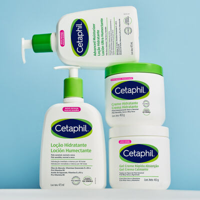 Uma imagem de quatro produtos Cetaphil em embalagens brancas com tampas verdes e r&oacute;tulos azuis e verdes, dispostos sobre um fundo azul claro.