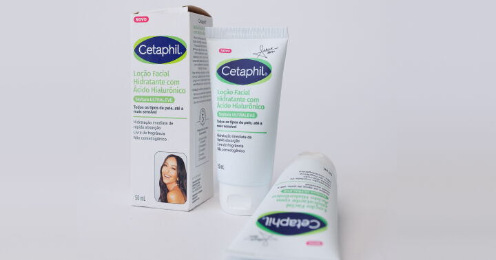 A Lo&ccedil;&atilde;o Facial Hidratante com &Aacute;cido Hialur&ocirc;nico Cetaphil, que proporciona hidrata&ccedil;&atilde;o imediata em 15 minutos, &eacute; exibida em sua embalagem, incluindo a caixa com a imagem de Sabrina Sato e dois tubos do produto (um em p&eacute; e um deitado), sobre um fundo claro. A imagem enfatiza o benef&iacute;cio da hidrata&ccedil;&atilde;o facial r&aacute;pida e eficaz como passo essencial antes da maquiagem.