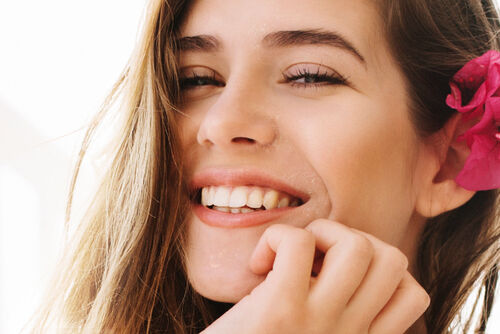Mulher sorrindo após usar produtos para pele ressecada