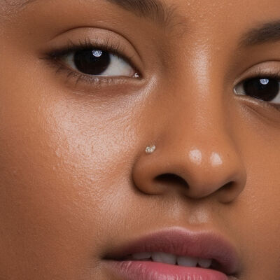 Close-up de rosto com pele oleosa, visivelmente hidratada e com brilho natural. Foco na textura suave e poros saud&aacute;veis, destacando a import&acirc;ncia da hidrata&ccedil;&atilde;o para pele equilibrada. Ideal para dicas de cuidados com a pele oleosa.