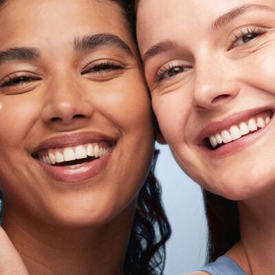 Mulheres sorrindo com rosto hidratado por gel hidratante Cetaphil