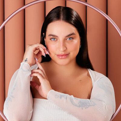 Influenciadora Bruna Unzueta usando maquiagem glow natural leve.