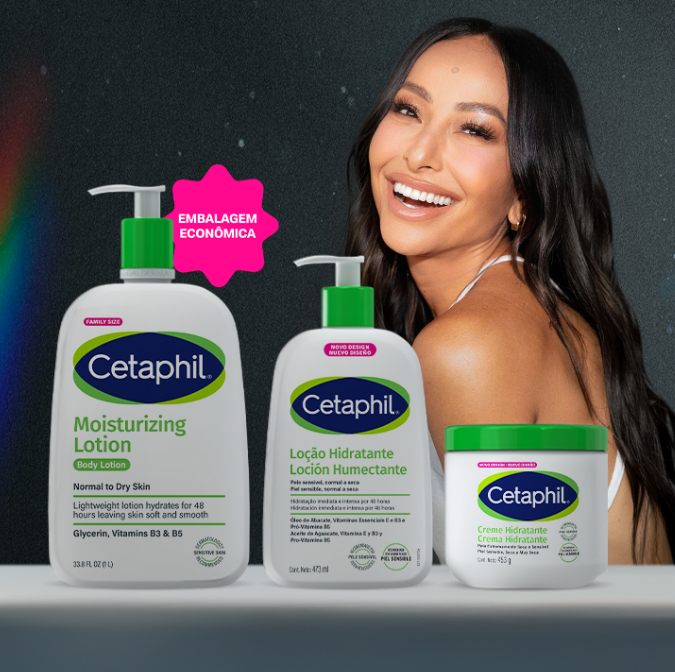 Uma imagem promocional de Sabrina Sato sorrindo e olhando para a c&acirc;mera. Ela est&aacute; posicionada atr&aacute;s de tr&ecirc;s produtos Cetaphil: duas lo&ccedil;&otilde;es hidratantes em frascos com pump (um com embalagem econ&ocirc;mica de 1 litro &agrave; esquerda e um menor ao centro) e um creme hidratante em pote &agrave; direita. O frasco maior de lo&ccedil;&atilde;o tem um selo rosa que diz "EMBALAGEM ECON&Ocirc;MICA". O fundo &eacute; escuro com reflexos coloridos no lado esquerdo, sugerindo uma atmosfera de Black Friday ou Skin Friday.