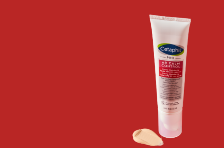 Embalagem do Creme Hidratante Facial Cetaphil PRO AR Calm Control com FPS 30 e amostra do produto sobre fundo vermelho.