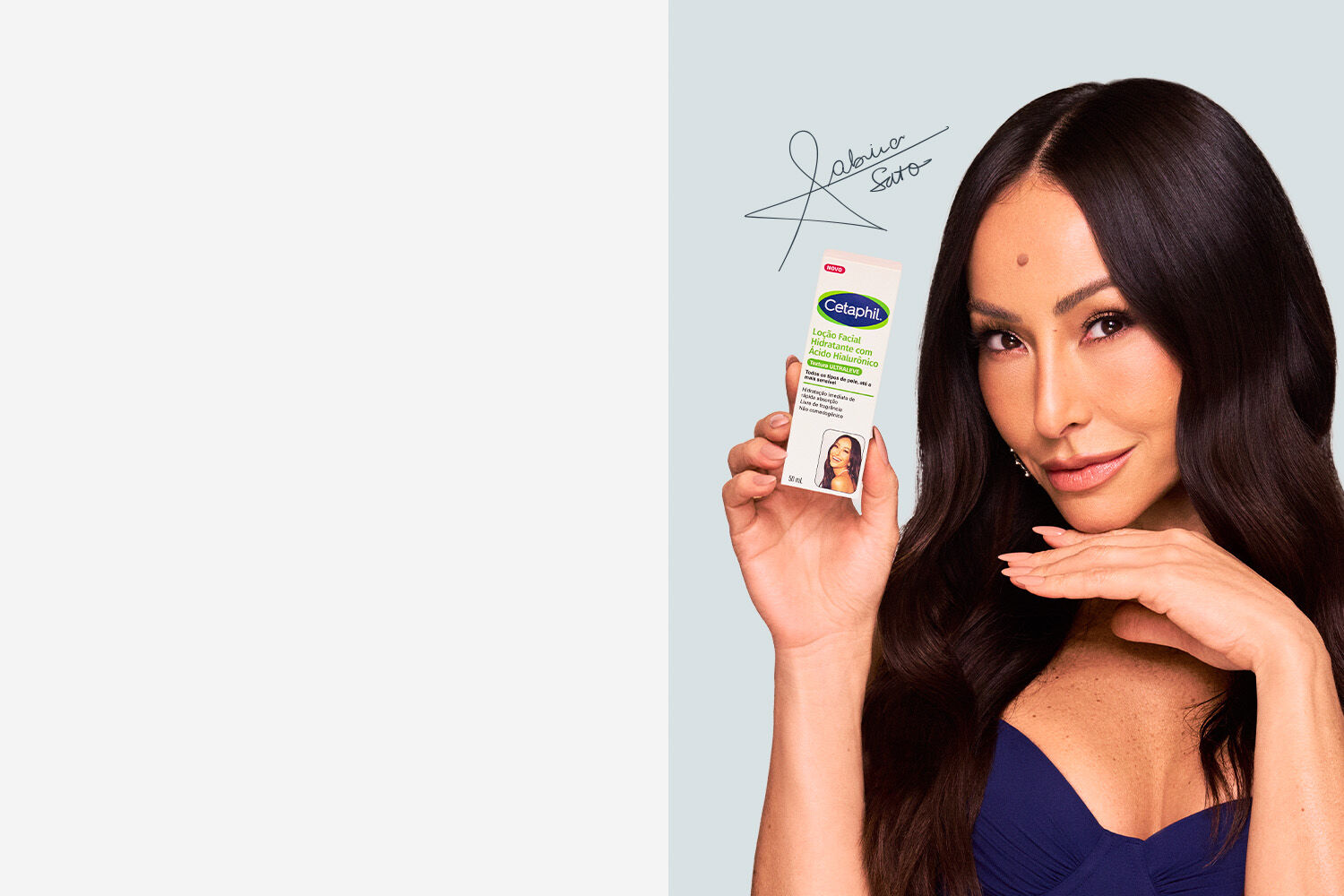 A imagem mostra a modelo e apresentadora brasileira Sabrina Sato, com longos cabelos escuros e vestindo um top azul-marinho, sorrindo e olhando para a c&acirc;mera enquanto segura uma caixa do produto "Cetaphil Lo&ccedil;&atilde;o Facial Hidratante com &Aacute;cido Hialur&ocirc;nico". A assinatura de Sabrina Sato aparece acima e &agrave; direita dela, e o fundo &eacute; dividido entre um azul claro na direita e branco na esquerda.