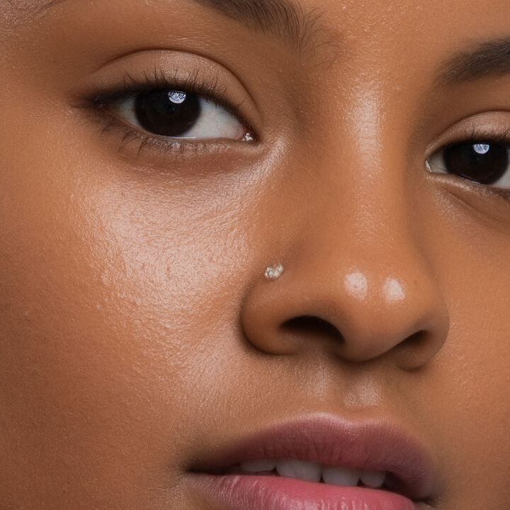 Close-up de rosto com pele oleosa, visivelmente hidratada e com brilho natural. Foco na textura suave e poros saud&aacute;veis, destacando a import&acirc;ncia da hidrata&ccedil;&atilde;o para pele equilibrada. Ideal para dicas de cuidados com a pele oleosa.