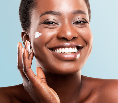 Mulher segurando embalagem de creme hidratante Cetaphil para pele sens&iacute;vel
