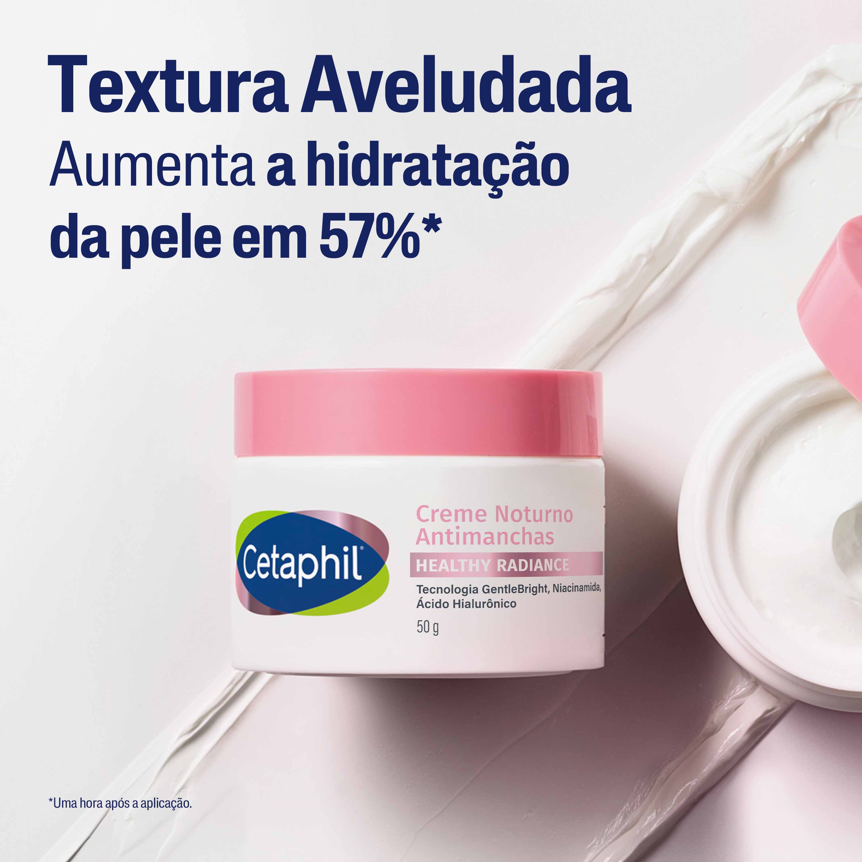 Close-up de um pote de creme noturno antimanchas Cetaphil Healthy Radiance, com textura aveludada. O texto na imagem destaca que o produto aumenta a hidratação da pele em 57%. O pote está cercado por creme espalhado, sugerindo sua textura suave.