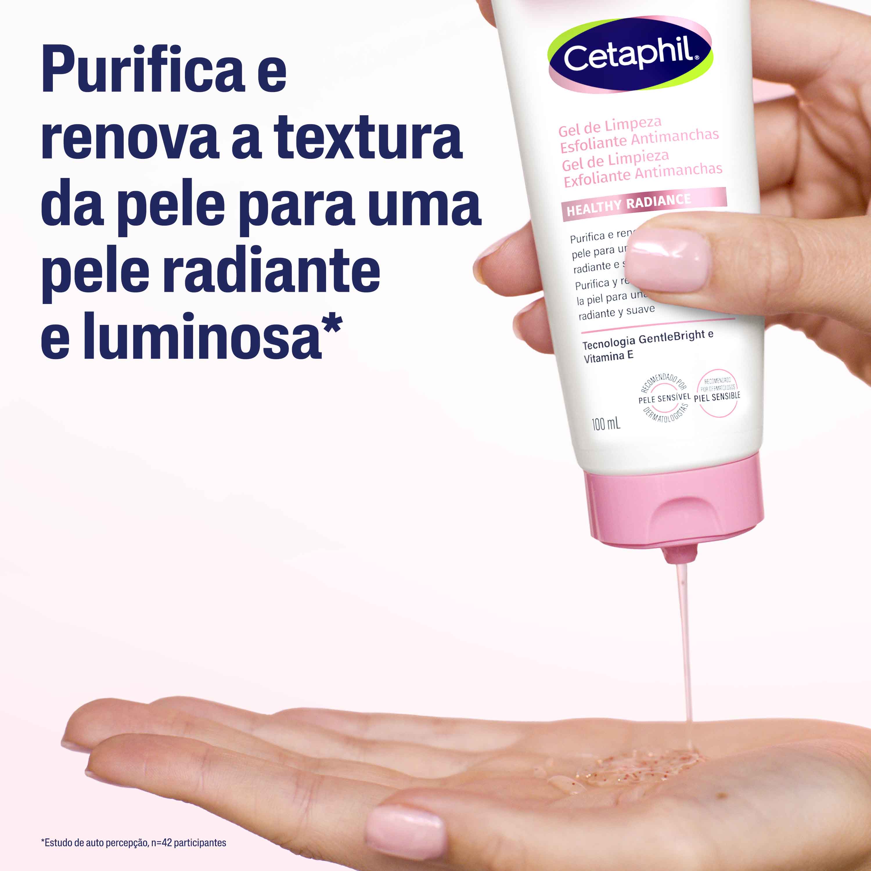 Imagem de um tubo de gel de limpeza esfoliante antimanchas Cetaphil Healthy Radiance sendo usado. O gel está sendo despejado na palma da mão, mostrando sua textura. O texto na imagem enfatiza que o produto purifica e renova a textura da pele, deixando-a radiante e luminosa.